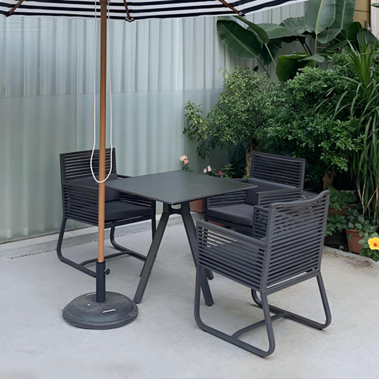metal outdoor dining table (2)