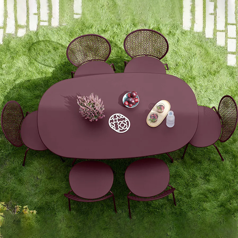 oval outdoor dining table (2).jpg