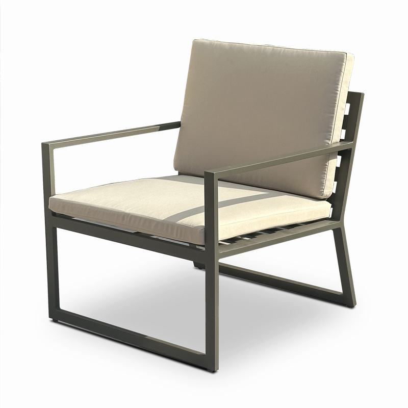 outdoor table and chairs (3).jpg